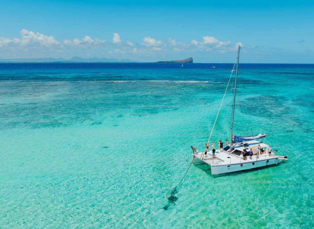 Przedstawia Katamaran na wybrzerzu mauritiusa