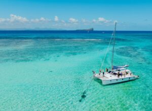 Przedstawia Katamaran na wybrzerzu mauritiusa