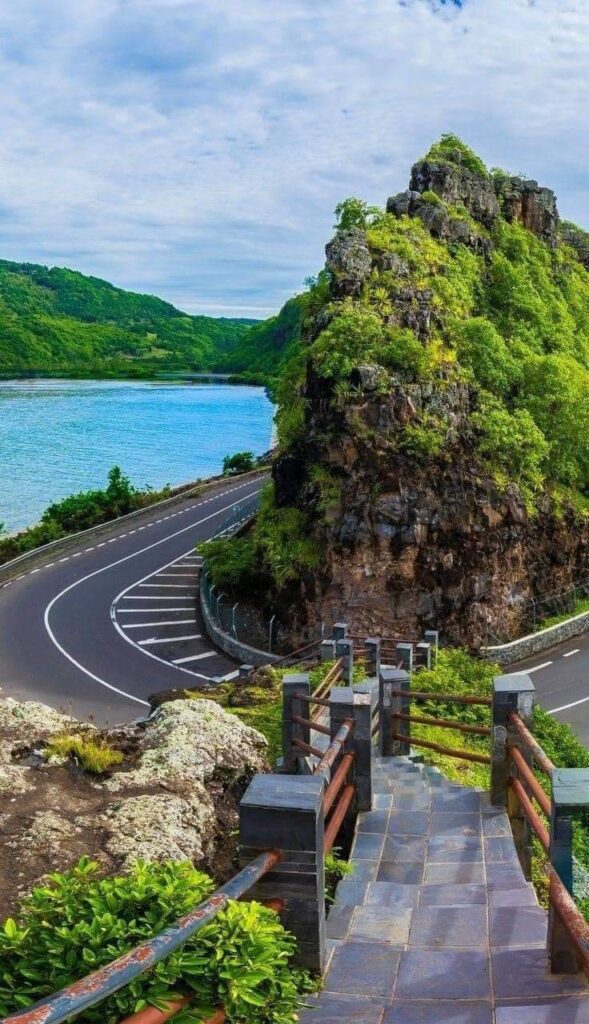 Malowniczy widok na krętą drogę otoczoną zielenią i wodami w Mauritiusie.